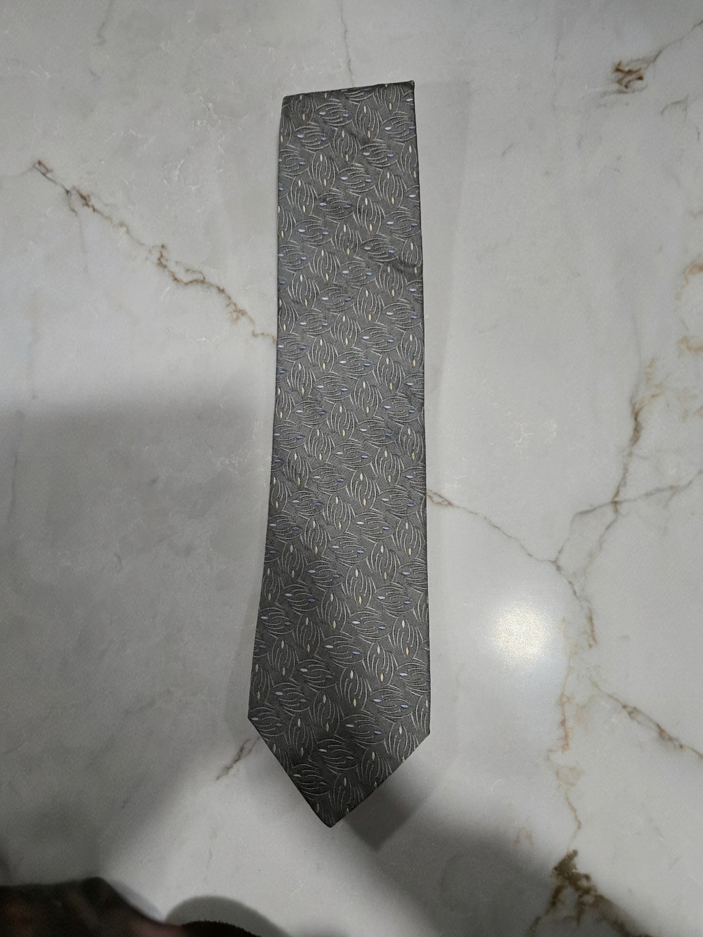 Men's Gray Patterned Tie with Subtle Blue Highlights